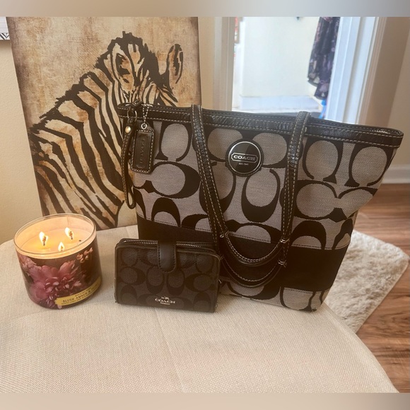 Coach Handbags - Coach Logo Signature Tote New W/O Tags!  *Free Used Wallet* W/Purchase